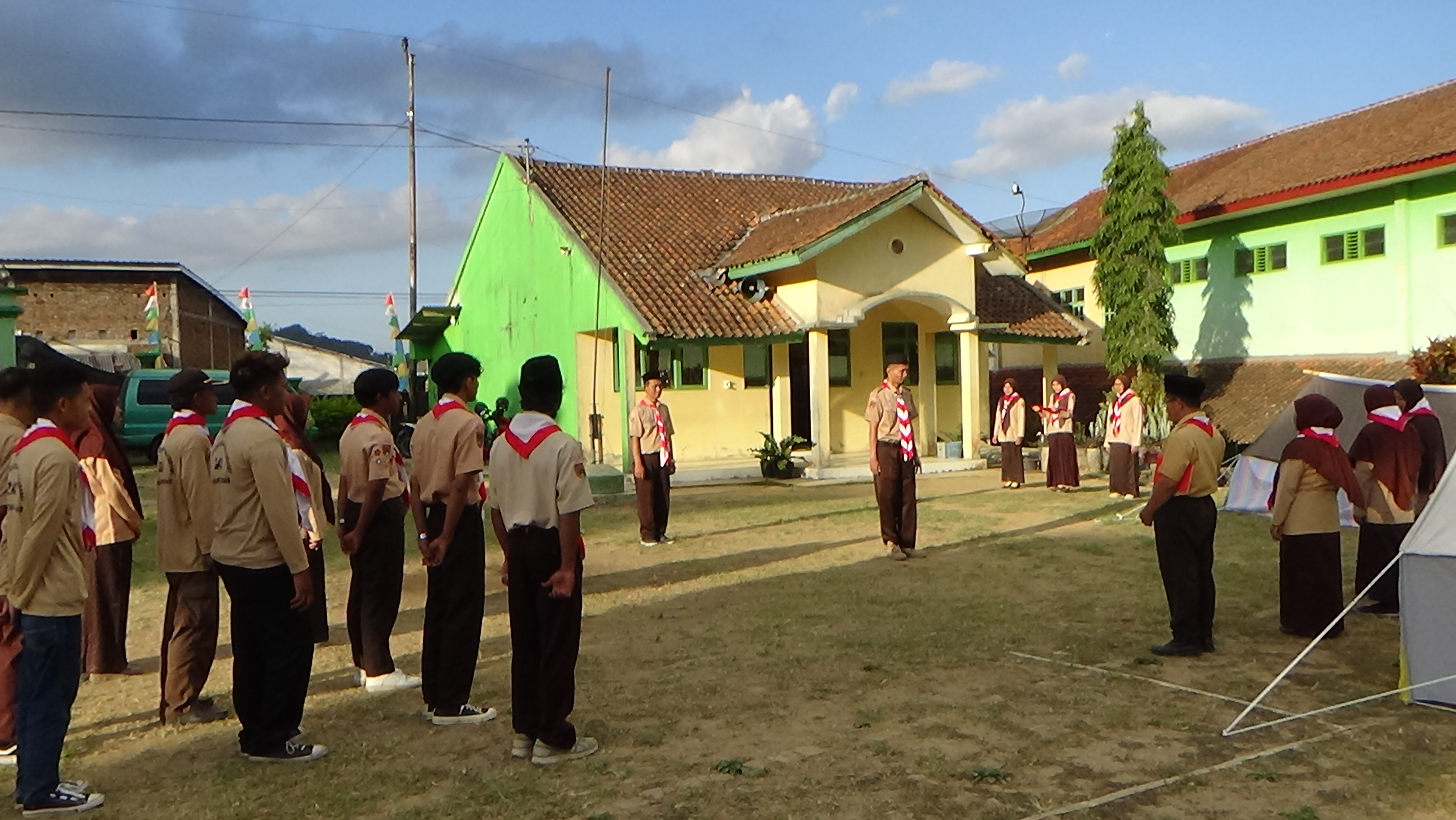 Siswa PKBM ZASI sedang belajar